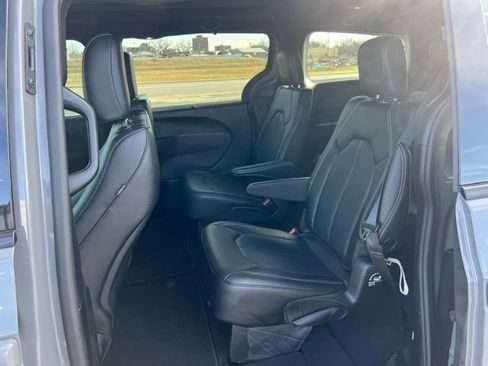 Used 2023 Chrysler Pacifica Touring-L w/ S Appearance Package image 12