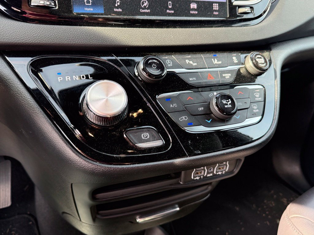 Used 2025 Chrysler Pacifica Select FWD image 21