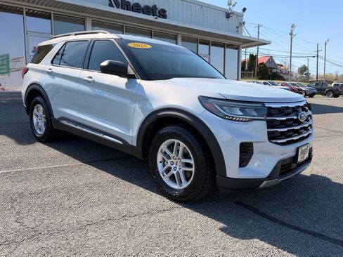 Used 2025 Ford Explorer Active AWD/4WD image 8