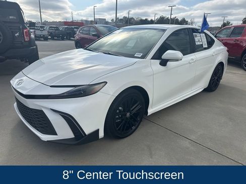 Used 2025 Toyota Camry SE image 3