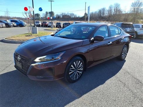 Used 2023 Nissan Altima 2.5 SV w/ SV Premium Package image 9