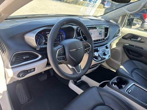 Used 2024 Chrysler Pacifica Touring-L image 12