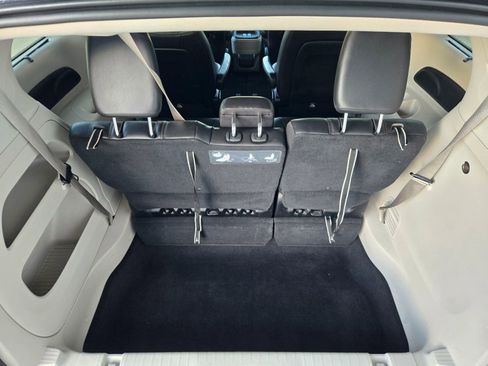 Used 2019 Chrysler Pacifica Touring-L FWD image 19
