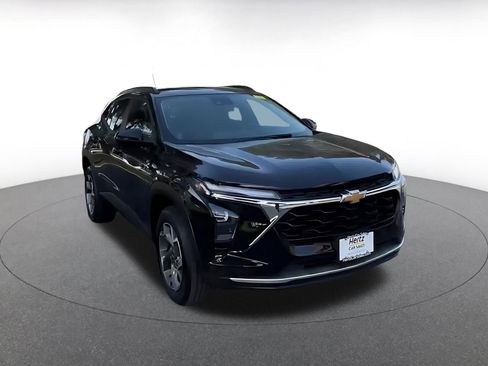 Used 2025 Chevrolet Trax LT image 3