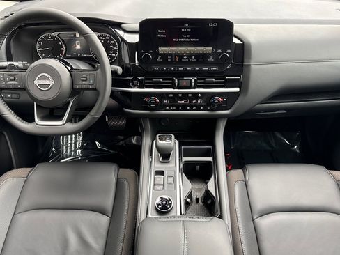 New 2025 Nissan Pathfinder SL image 15