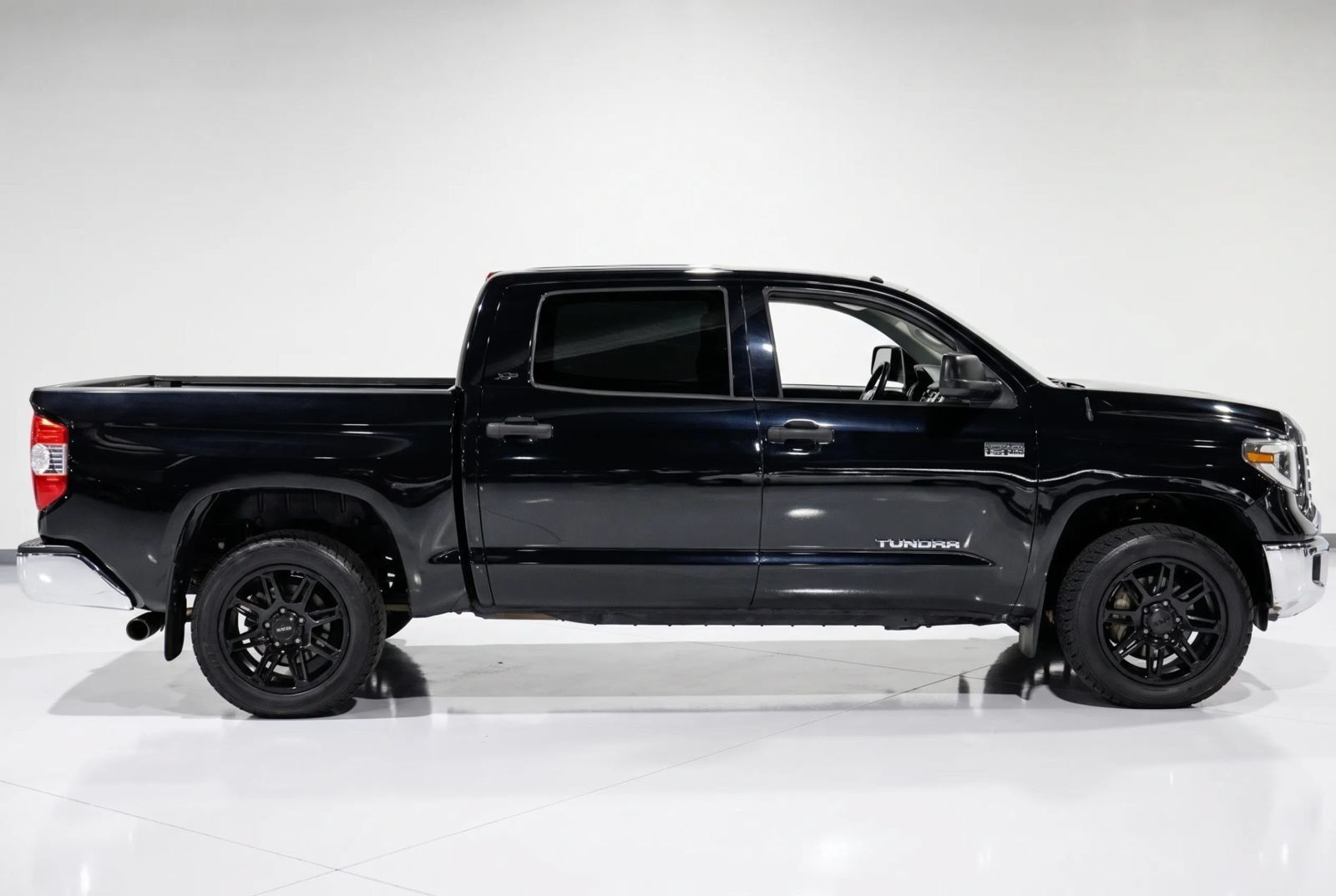 Used 2019 Toyota Tundra SR5 w/ SR5 Upgrade Package AWD/4WD image 3