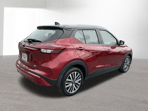 Used 2023 Nissan Kicks SV FWD image 3