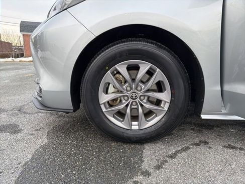 Used 2024 Toyota Sienna XLE image 26