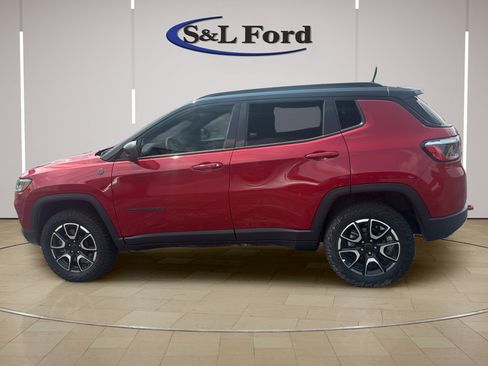 Used 2025 Jeep Compass Trailhawk AWD/4WD image 4