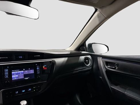 Used 2019 Toyota Corolla SE FWD image 18
