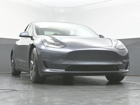 Used 2021 Tesla Model 3 Standard Range Plus image 9