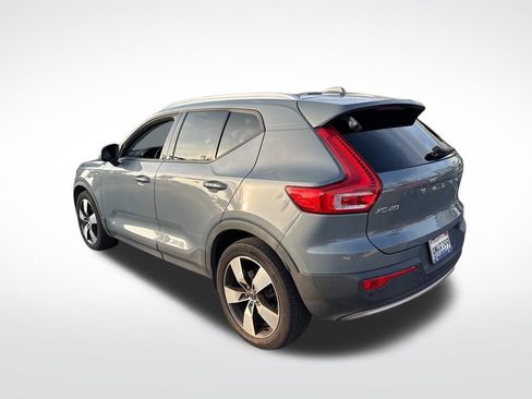 Used 2020 Volvo XC40 T5 Momentum image 2
