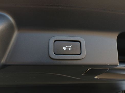 Used 2019 Jaguar F-PACE S image 42