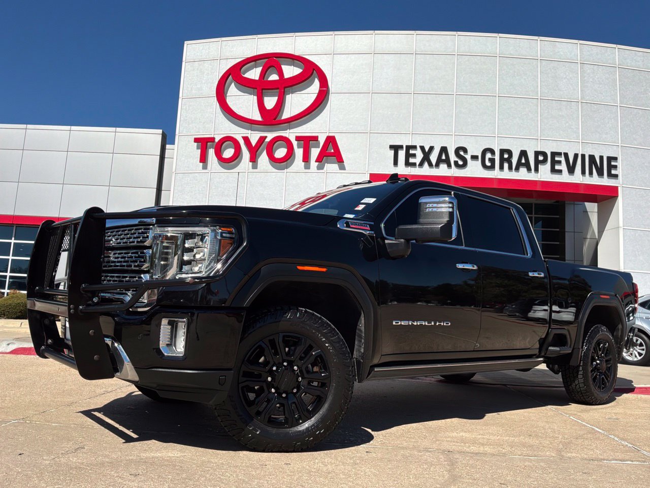 Used 2021 GMC Sierra 2500 Denali w/ Denali Black Diamond Edition AWD/4WD image 2
