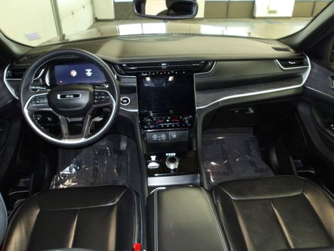 Used 2024 Jeep Grand Cherokee Limited AWD/4WD image 12
