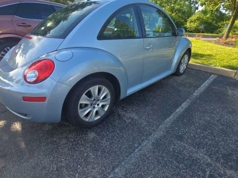 Used 2009 Volkswagen Beetle Coupe FWD image 3