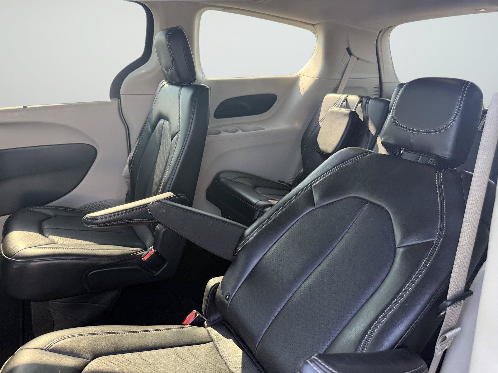 Used 2024 Chrysler Pacifica Touring-L FWD image 13