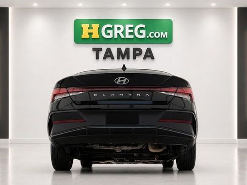 Used 2024 Hyundai Elantra SE FWD image 4