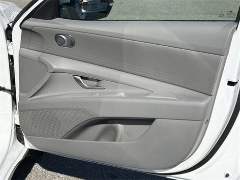Used 2025 Hyundai Elantra SE image 14