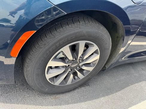 Used 2024 Chrysler Pacifica Limited FWD image 4