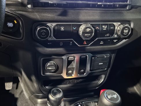 Used 2025 Jeep Wrangler Sport image 29