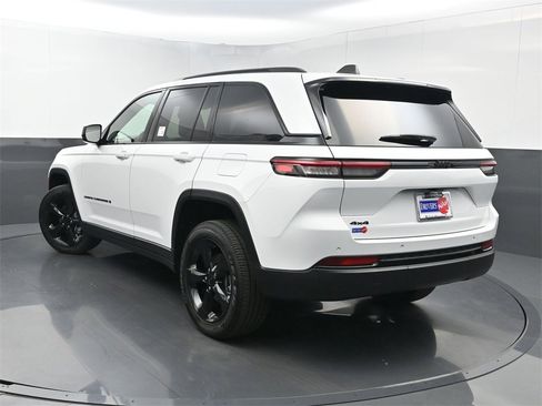 Used 2023 Jeep Grand Cherokee Altitude image 25