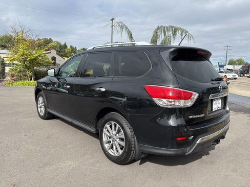 Used 2016 Nissan Pathfinder SV w/ SV Cold Weather Package image 5