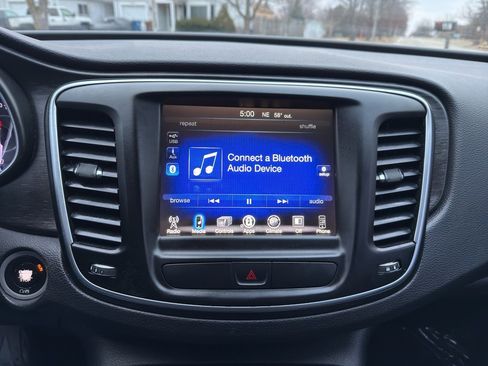 Used 2017 Chrysler 200 Limited Platinum image 17