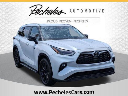 Certified 2025 Toyota Highlander XLE FWD image 1