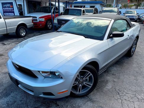Used 2010 Ford Mustang Convertible RWD image 3
