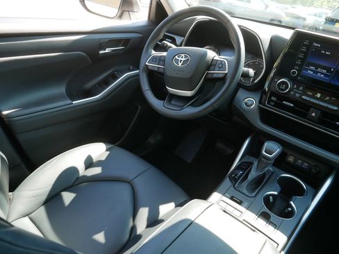 Used 2022 Toyota Highlander XLE AWD/4WD image 9