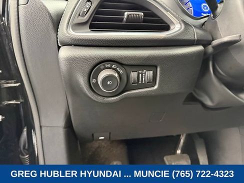 Used 2025 Chrysler Pacifica Limited FWD image 26