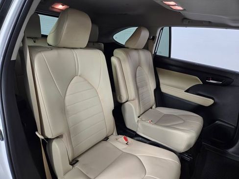 Used 2023 Toyota Highlander XLE image 18