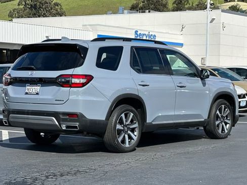 Certified 2024 Honda Pilot Touring image 3