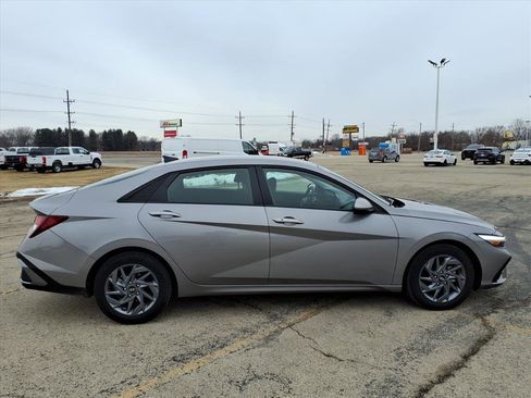 Used 2024 Hyundai Elantra SEL image 3