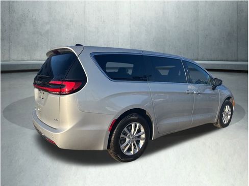 New 2026 Chrysler Pacifica Select image 5