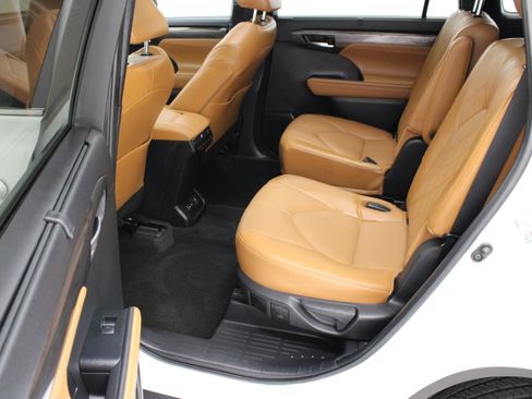 Used 2024 Toyota Highlander Platinum FWD image 31
