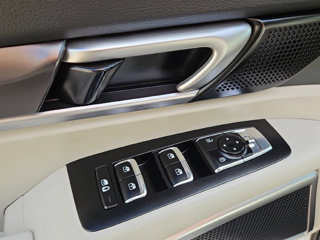 Used 2025 Kia Telluride S FWD image 13