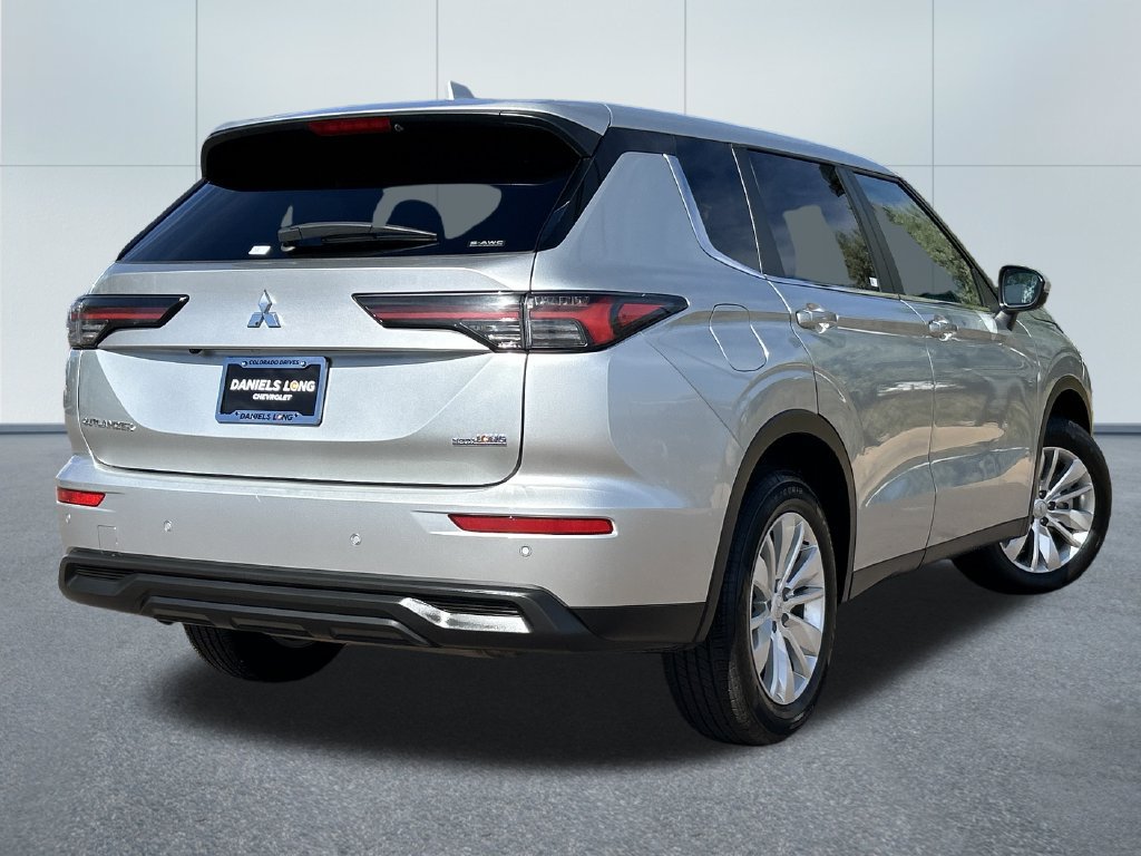 Used 2025 Mitsubishi Outlander ES AWD/4WD image 2