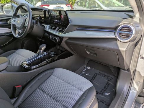 Used 2025 Chevrolet Trax LT w/ LT Convenience Package image 25