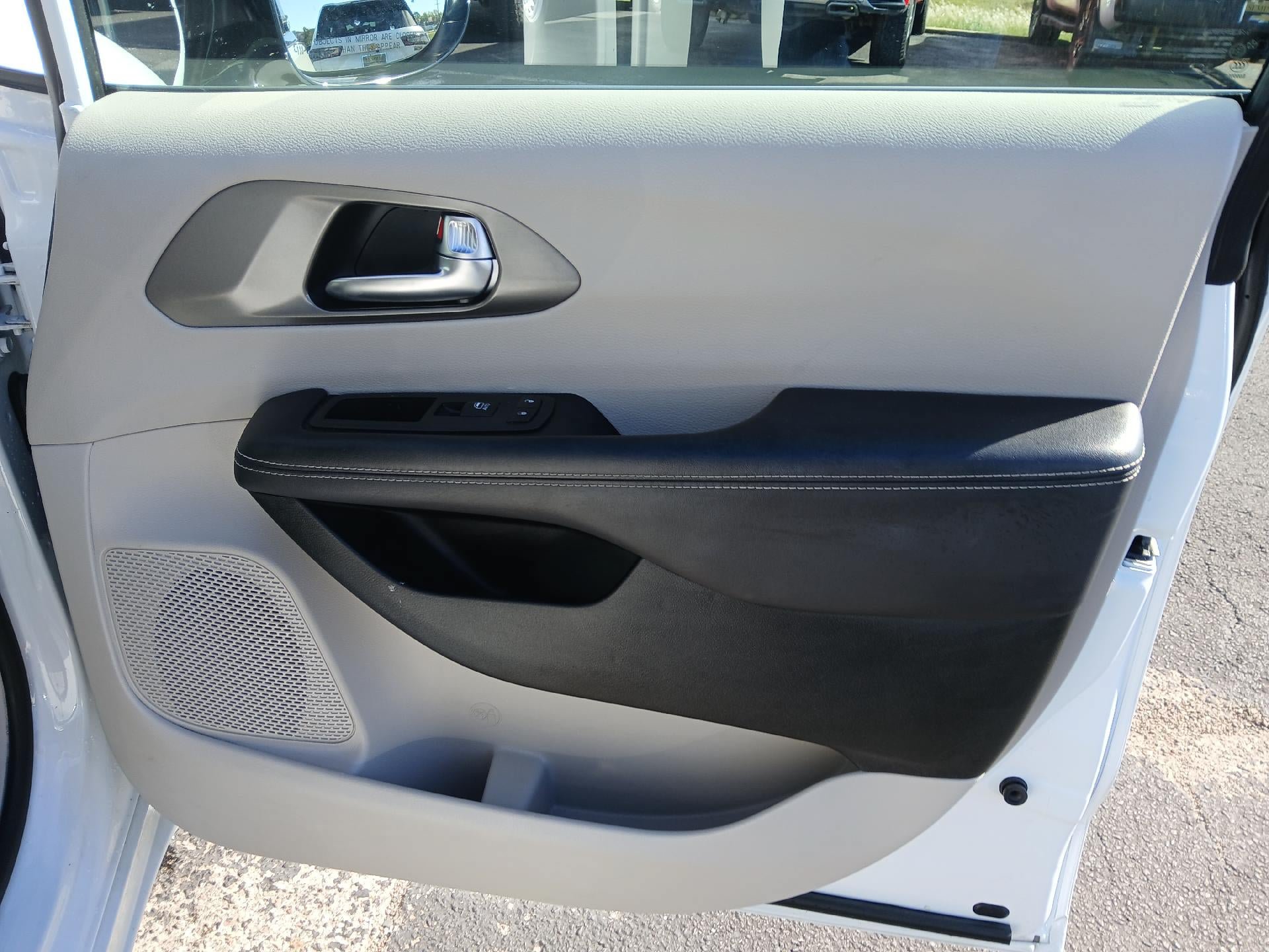 Used 2024 Chrysler Pacifica Touring-L FWD image 25