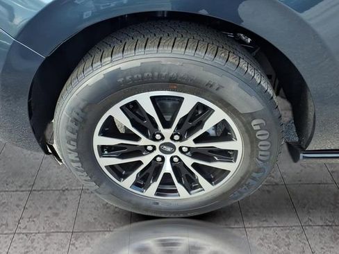 New 2025 Ford Expedition Platinum image 4