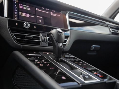 Certified 2025 Porsche Macan image 28