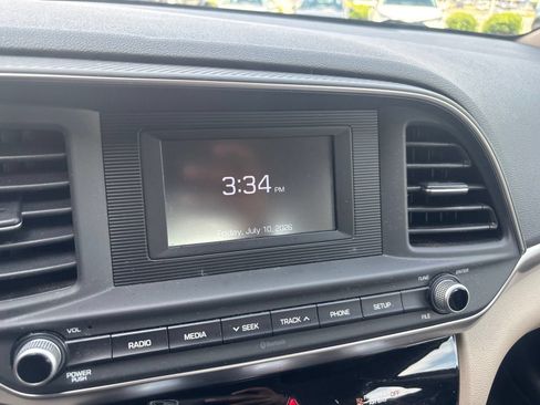 Used 2019 Hyundai Elantra SE FWD image 22