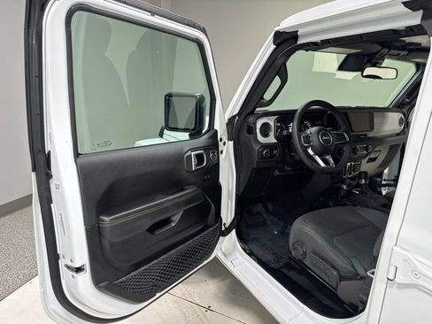 Used 2025 Jeep Wrangler Unlimited Sahara AWD/4WD image 8