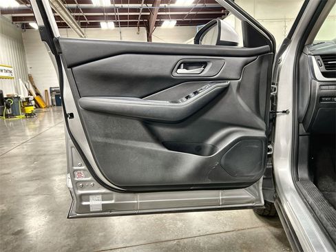 Used 2024 Nissan Rogue SV image 15