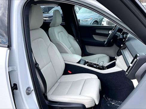 Used 2023 Volvo XC40 B5 Plus w/ Climate Package image 8