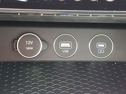 Used 2025 Genesis G70 2.5T image 25