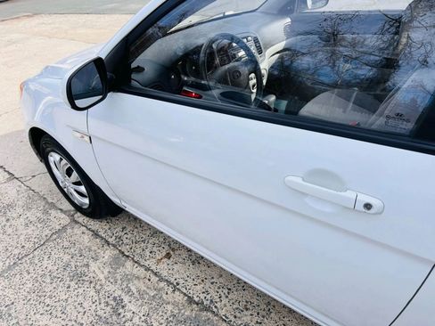 Used 2010 Hyundai Accent GS image 3