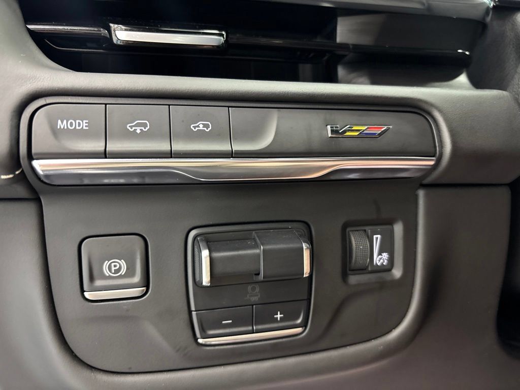 Used 2024 Cadillac Escalade ESV V AWD/4WD image 17